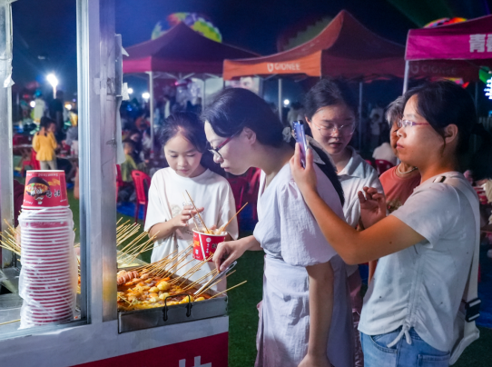 光山：多彩文化活动点燃夜经济