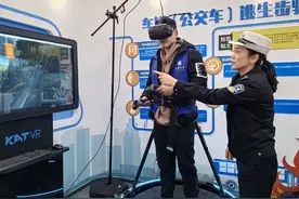 大学生“新手司机”实景模拟体验交通事故 上海警方开展全国交通安全日主题宣传图片