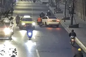 电瓶车被卷入车底，一场惊心动魄的救援在黄浦上演！图片
