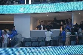 奥尼尔、刘畊宏现身亚运女篮比赛观众席，为女篮加油图片