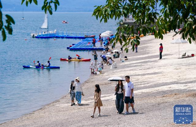 抚仙湖夏日引客来