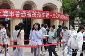 “985”开道！妈妈送考备下三套旗袍！直击上海高考首日现场画面……图片