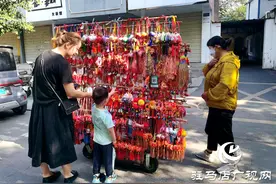 驻马店：端午节临近 民俗饰品受欢迎图片