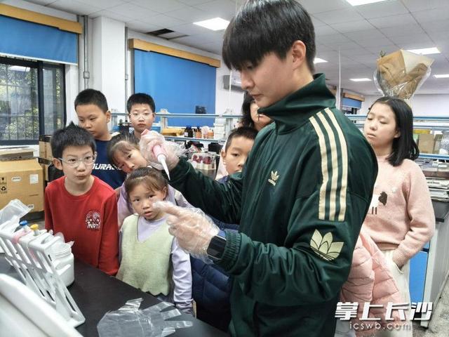科普去哪儿！20余组亲子家庭走进湖南师大实验室