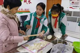 濮阳市第八中学手工社团开展包饺子活动图片