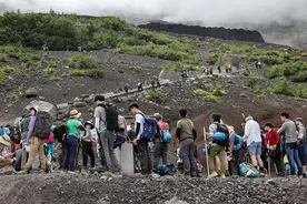 富士山客流量火爆 ，日本或将限制登山人数图片
