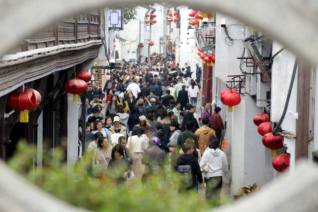 江苏苏州：古街周末人气旺