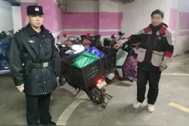 快递在车库不翼而飞，原是被老人当废品捡走，武汉民警半小时帮快递小哥寻回包裹图片