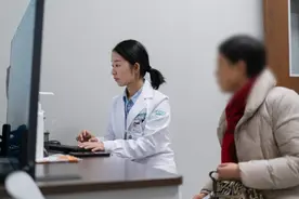 床上躺的时间越长越睡不着？为什么越来越多的人会失眠？医生带你揭秘失眠三大因素图片