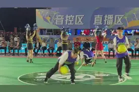 海南东方“村BA” | 爱了爱了！开场表演《花式篮球》点燃总冠军之夜的热情图片