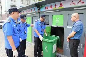 城管部门开展巡查执法  确保垃圾分类稳步推进图片