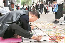 广州街头的无手画师：自觉没有多大成就 但也感动了一些人图片