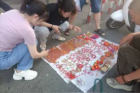 端午五彩绳受市民欢迎图片