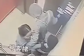 传单被撕，女服务员怒掐11岁男孩脖子3次！警察介入图片