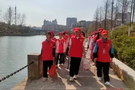 200雷锋青少年舞水河畔“守护好一江碧水”图片