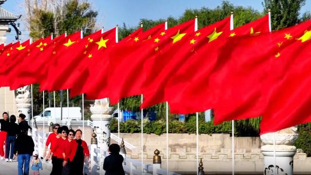 敦煌：双节同庆氛围浓 欣欣向荣风光好