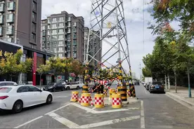 高压线杆挡道 迁移须经审批图片