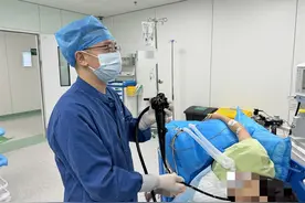 一杯养生红枣茶下肚，女子强忍几个小时后竟胃穿孔，医生：误吞枣核要马上禁食尽早就医图片