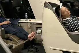广铁再通报“职工被投诉占商务座脱鞋袜有臭味”：列车长免职视频封面