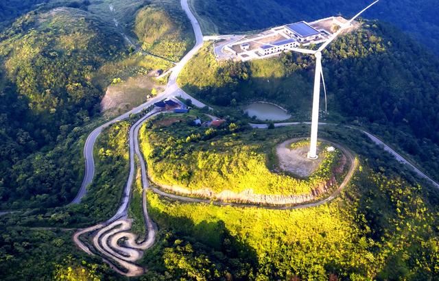夷陵：光影交织百里荒 晨光中的高山草原绝美风景