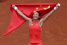 回顾郑钦文夺冠路：连克“世界第一”，三次“胜利躺”燃爆中国红图片