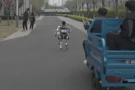 首个人形机器人半马落幕：只卖3.99万元的亚军“小顽童”做了哪些准备？图片