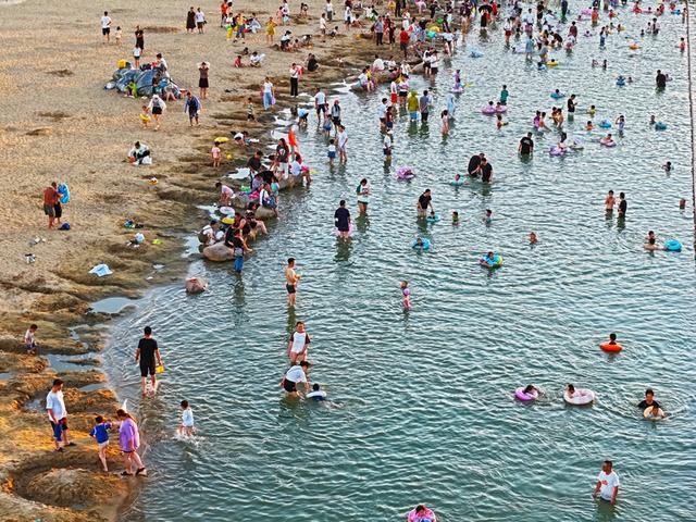 安徽芜湖市民游客在海边消暑 乐享清凉夏日