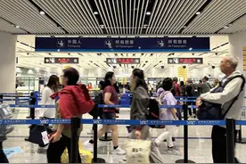 泼水节中外旅客“双向奔赴” 昆明口岸边检民警护航“两小时跨境圈”图片