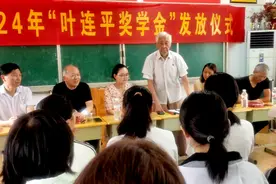 “中国好人”叶连平连续13年为农村孩子发放奖学金图片