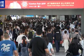 美国关税战下，这里挤爆了！春晚“顶流”也来了，老外看呆图片