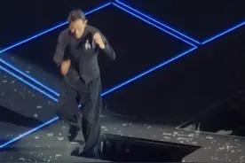 惊险！刘德华深圳演唱会踩空摔倒，舞台安全引发担忧图片