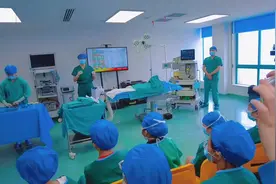 完成一台手术有哪些流程？孩子们走进模拟手术室图片
