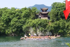 龙舟竞渡迎端午  泾县桃花潭龙舟赛挥桨开赛图片