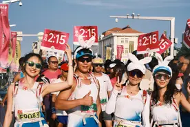 披霞黄渤海 逐鹿金沙滩 2024烟台金沙滩星空马拉松鸣枪开赛图片