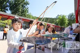 北京小学生学科技知识迎“六一”图片