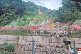 雨天易致泥石流 居民“趟水”难通行图片