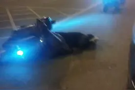 寒夜路遇骑车老人倒地，外卖小哥紧急出手相助图片