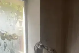 陕西一女子装修砸开飘窗看见柜子：邻居越过中间墙做的，已恢复视频封面