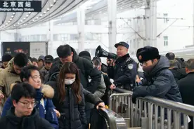 北京铁路公安：春节返程高峰已至，提前预留足够安检候车时间图片