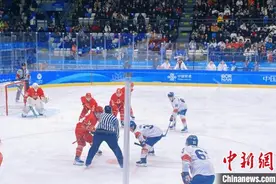 中国队男子冰球小组赛 5:6惜败韩国队图片