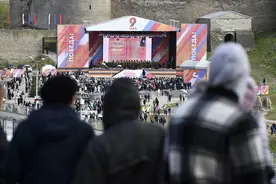 爱沙尼亚边境民众隔河观看胜利日纪念活动图片