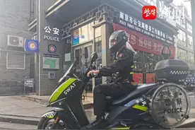 玄凤鹦鹉飞丢来到景区，游客捡到交给警方寻到主人图片