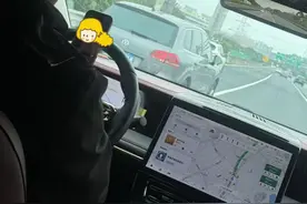 女子举报丈夫边开车边刷视频看美女，网友：老婆管不了你，有人可以！图片