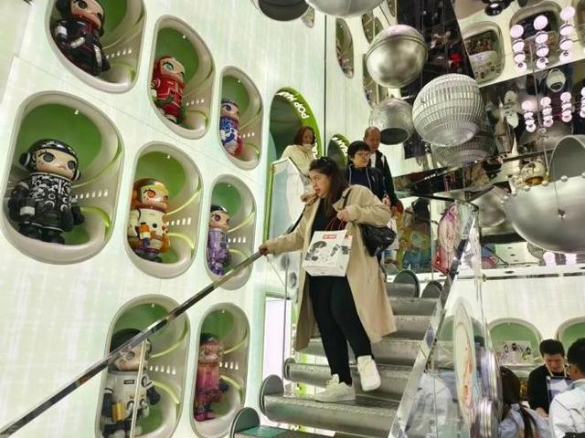 文化吸引+入境政策优化 越来越多外国人感受到“超酷的中国”