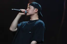 44岁潘玮柏下颌线升级，催粉丝快拍照宣传：好景不常在！曾胖至200斤图片