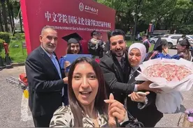 伊拉克博主“老王在中国”的妹妹从上海高校毕业，一家人特意来中国团圆图片