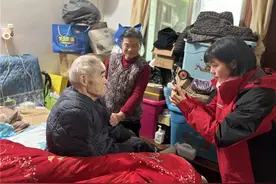 细节之处见真情！联通营业员上门为卧床老人解过户难题图片