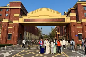 泰安三中新校开学第一天，家长：宿舍蚊帐学校都帮挂好了！图片