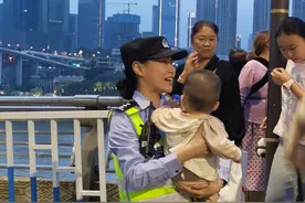 帮抱孩子过马路、换轮胎……假期里重庆民警的暖心故事一直在上演图片