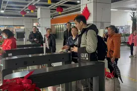 设置“学生优先购票”专窗，滘口汽车站等客运站多举措护航开学季图片